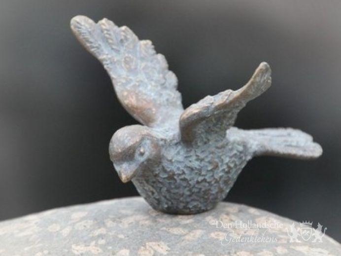 Bronzen vogeltje op grafsteen foto 1