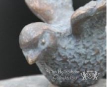 Bronzen vogeltje op grafsteen foto 3