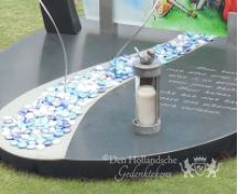 Compact kindermonument met tekening op glas foto 6