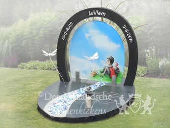 Compact kindermonument met tekening op glas