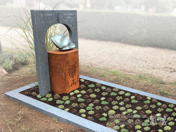 Cortenstaal grafmonument met Dolomiet zuilen en speksteen foto 1