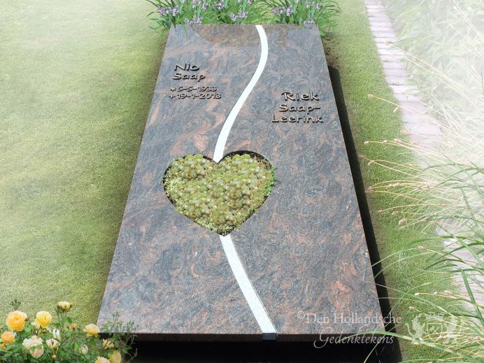 Duo liggende grafsteen met uitgespaard hart  foto 1