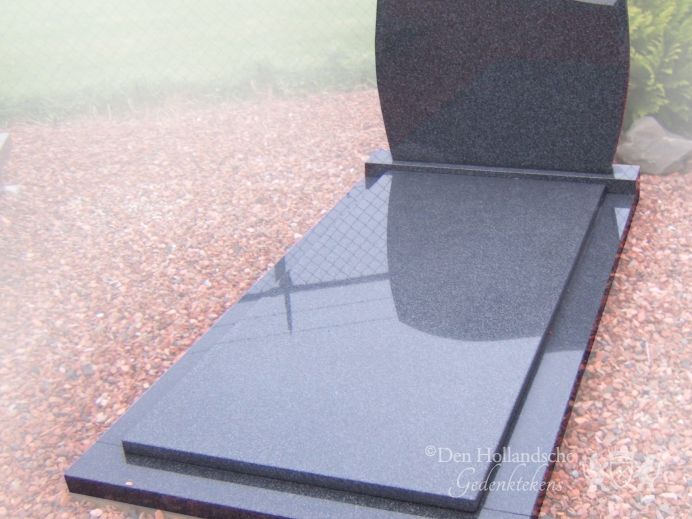 Eenvoudige grafsteen met golfkop letterplaat foto 1