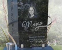 Eigentijds glazen grafmonument voor jonge vrouw foto 3