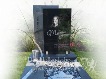 Eigentijds glazen grafmonument voor jonge vrouw