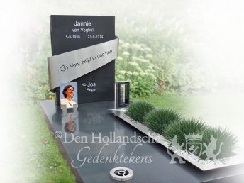 Eigentijds grafmonument van natuursteen en rvs