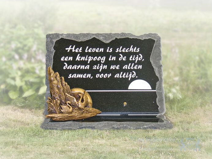 Gedenksteen 25 | Gedenksteen met ruw afgewerkte randen en bronzen eenden foto 1