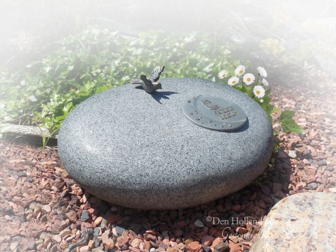 Zwerfsteen urnenmonument met bronzen vogeltje foto 1