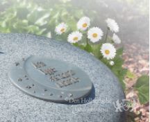 Zwerfsteen urnenmonument met bronzen vogeltje foto 2