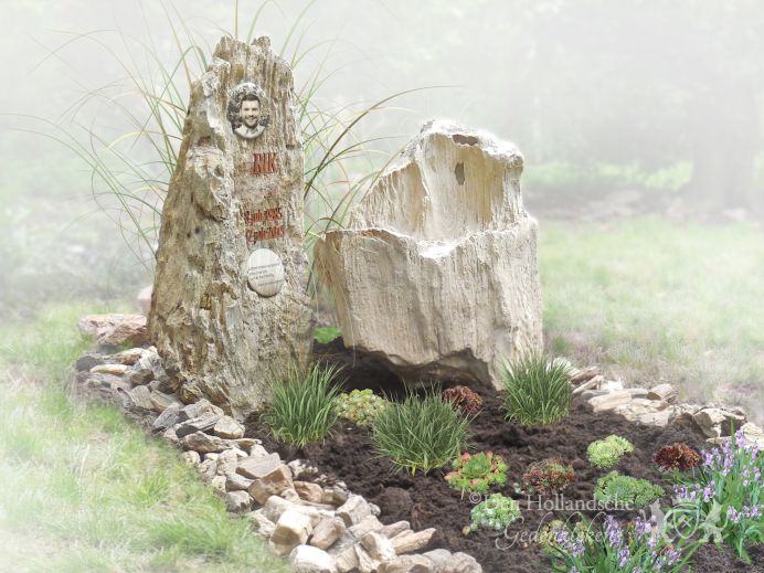 Gedenkteken met losse stenen en versteend hout foto 1