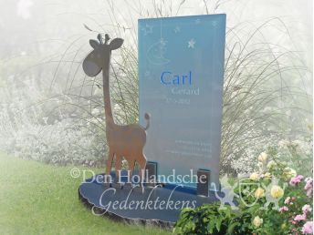 Girafje op urnengraf monument voor kind