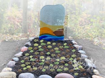 Glasfusing grafsteen met keien omranding