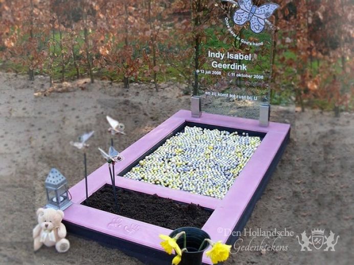 Glazen baby grafsteen met vlinder foto 1