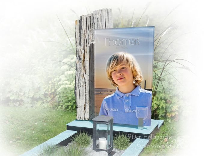 glazen-grafmonument-foto-op-glas-zuil-versteend-hout.jpg foto 1