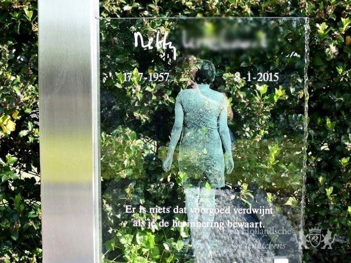 Glazen grafmonument met gravure en RVS strip foto 1