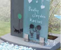 Glazen grafmonument met kinderboek figuren foto 3