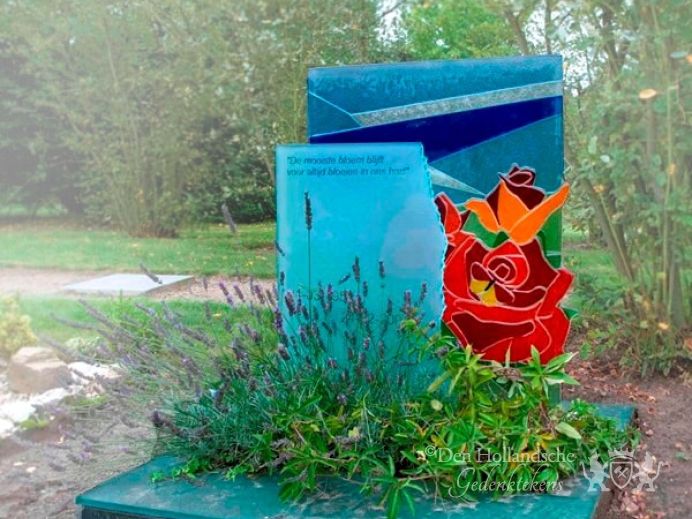 Glazen grafmonument met roos foto 1