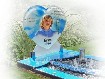 Glazen grafmonument voor kindergraf