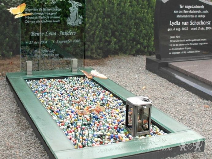 Glazen kinder grafmonument foto 1