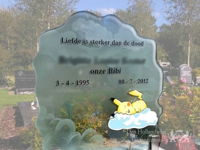 Glazen kindergrafmonument met wolken foto 1