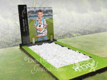 Glazen kindermonument met sportief thema en foto