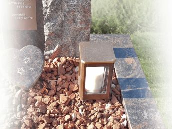 graflantaarn-brons-op-urnengrafsteen.png