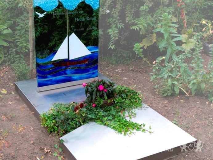 Grafmonument glas met zeilboot foto 1