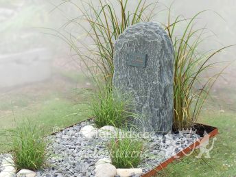 Grafmonument in een natuurlijke sfeer