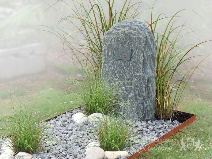 Grafmonument in een natuurlijke sfeer foto 1