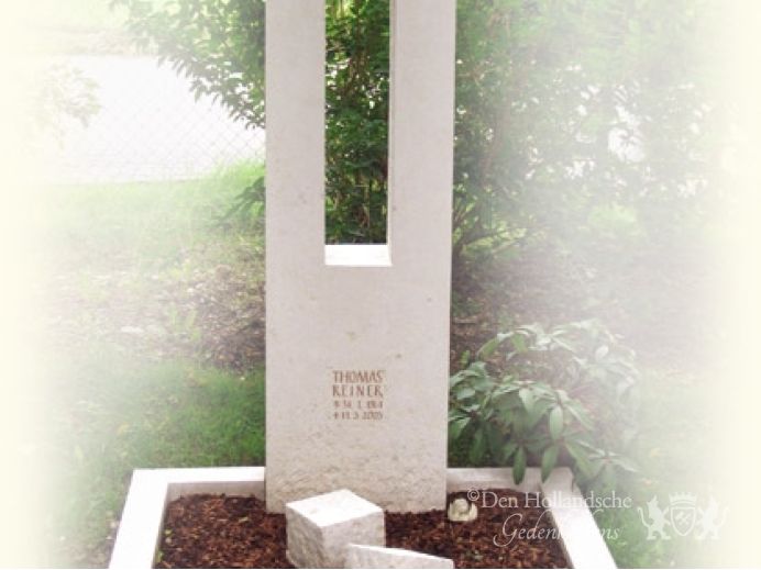 Grafmonument in wit marmer foto 1