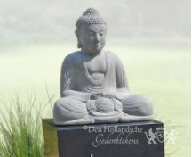 Grafmonument met beeld van mediterende Boeddha foto 2