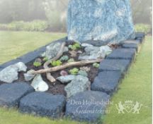 Grafmonument met blauw ruw natuursteen foto 3