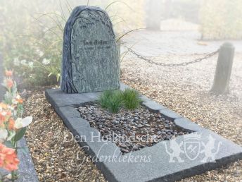 Grafmonument met boom decoratie