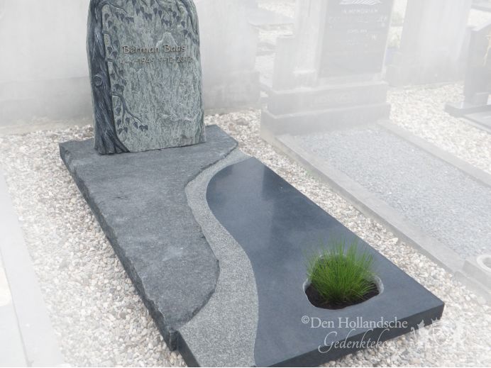 Grafmonument met boom foto 1