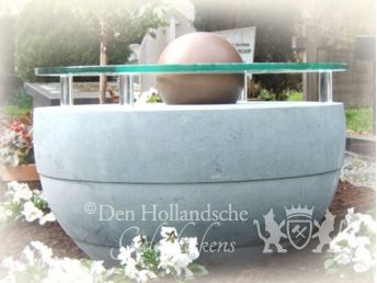 Grafmonument met bronzen bol en glas