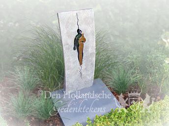 Grafmonument met bronzen letterplaat