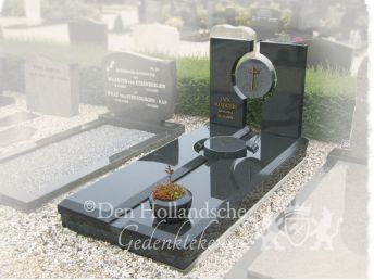 Grafmonument met bronzen letters en kruis