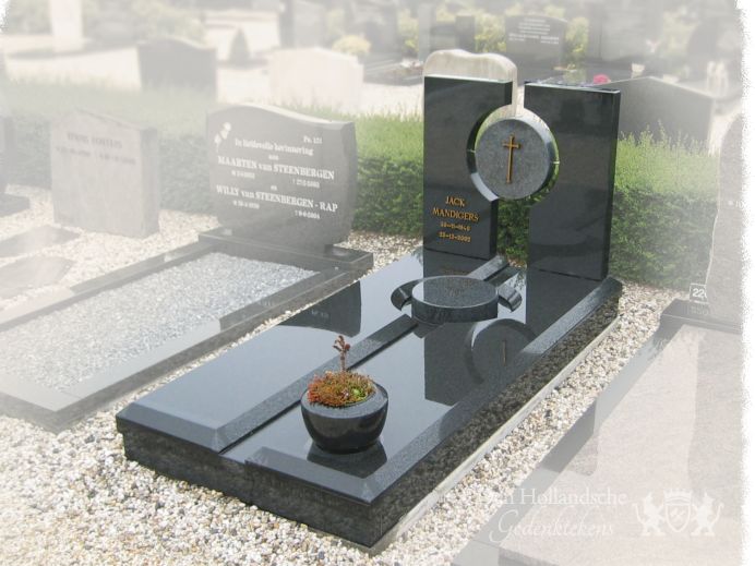 Grafmonument met bronzen letters en kruis foto 1