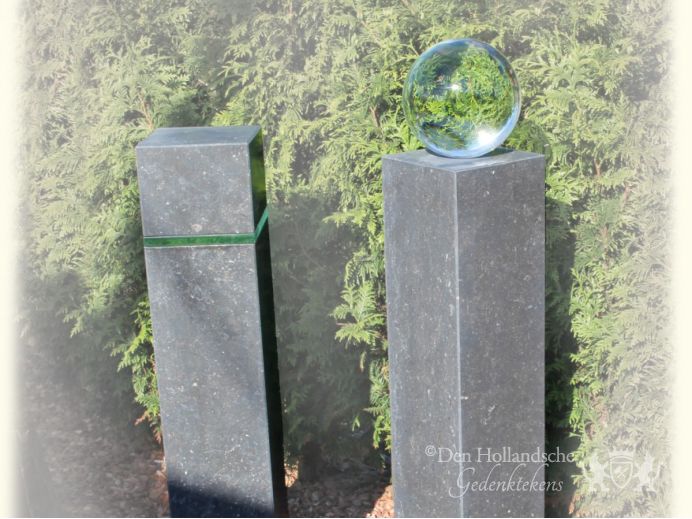 Grafmonument met glazen bol foto 1