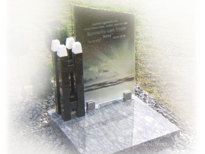 Grafmonument met glazen letterplaat foto 1