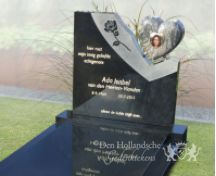 Grafmonument met hartje en roos foto 2