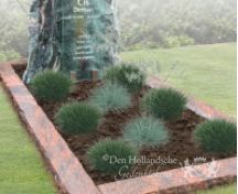 Grafmonument met natuurlijke zuilen en glazen letterplaat foto 3