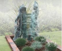 Grafmonument met natuurlijke zuilen en glazen letterplaat foto 2