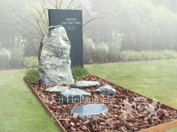 Grafmonument met ruwe en rechte stenen