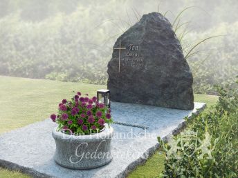 Grafmonument van ruw en groen natuursteen