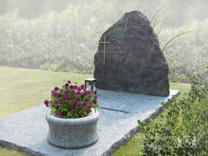 Grafmonument van ruw en groen natuursteen foto 1