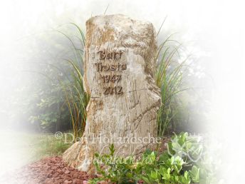 Grafmonument versteend hout met bronzen belettering