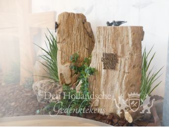 Grafmonument versteend hout