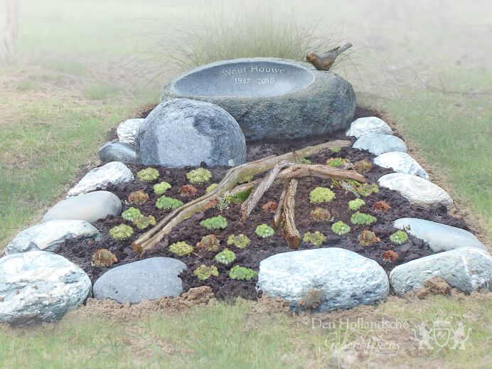 Grafmonument zwerfkei met drinkbakje foto 1