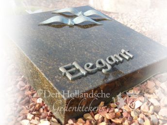 Grafsteen algemeen met bronzen accessoire en belettering